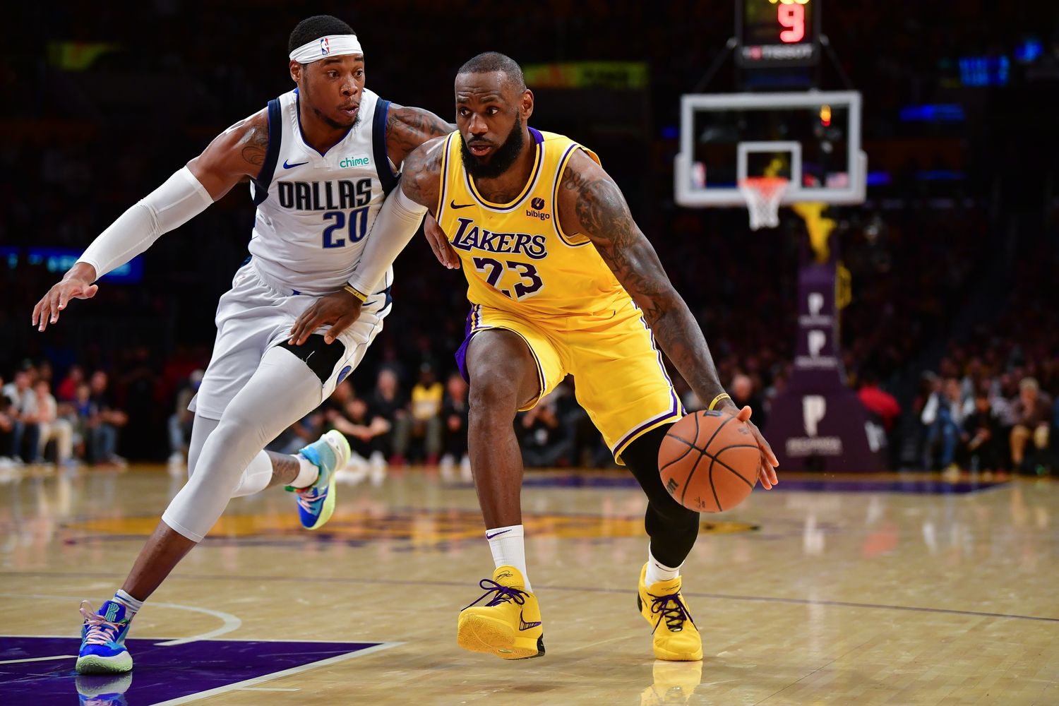 Richaun Holmes guards LeBron James.